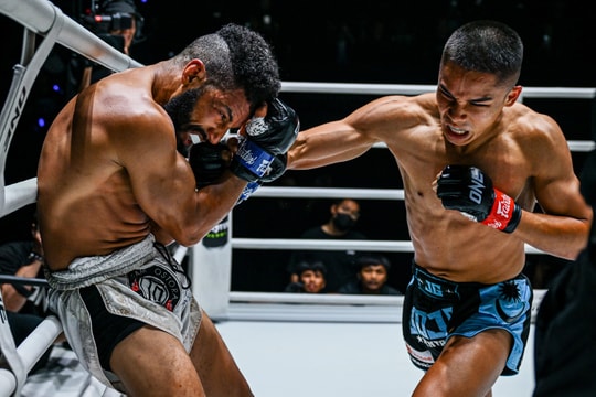 Võ sĩ muay Thái lè lưỡi trêu chọc, bị bại tướng của Nguyễn Trần Duy Nhất đấm gục