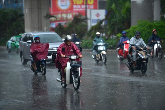 Hoàn lưu bão gây mưa dông, lốc và gió giật mạnh trên nhiều khu vực ở Bắc Bộ