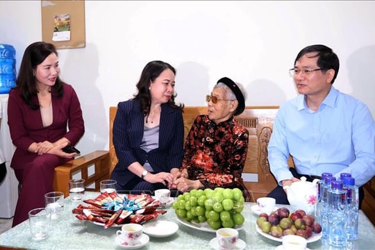 Phó Chủ tịch nước thăm, tặng quà gia đình người có công tỉnh Quảng Ninh