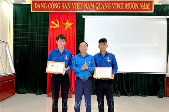 Trao huy hiệu 'Tuổi trẻ dũng cảm' tặng đoàn viên thanh niên cứu người đuối nước