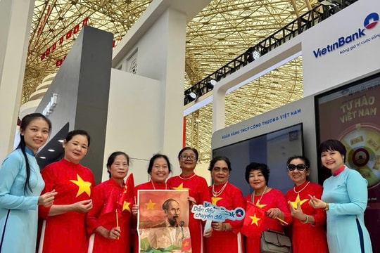 Nhận quà khi check-in gian hàng VietinBank tại Triển lãm thành tựu đất nước