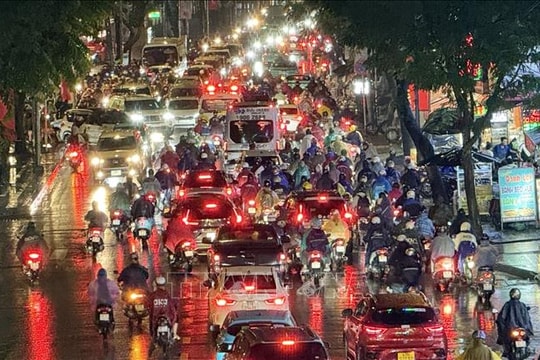 Mưa lớn khiến nhiều tuyến đường trung tâm và cửa ngõ TP Hồ Chí Minh ùn ứ cục bộ