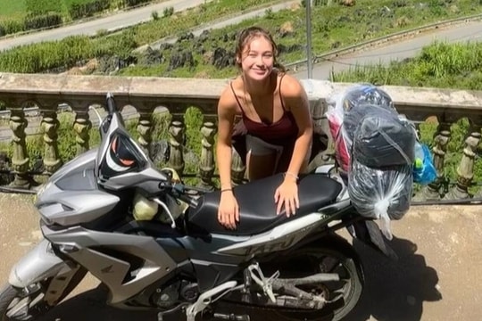 Khách Hàn Quốc ghé mua đồ ở Đà Nẵng, bất ngờ được chủ tiệm mời ăn cơm nhà