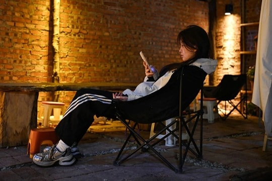 Chăm chỉ mãi vẫn không đổi đời, người trẻ chọn "nằm im"