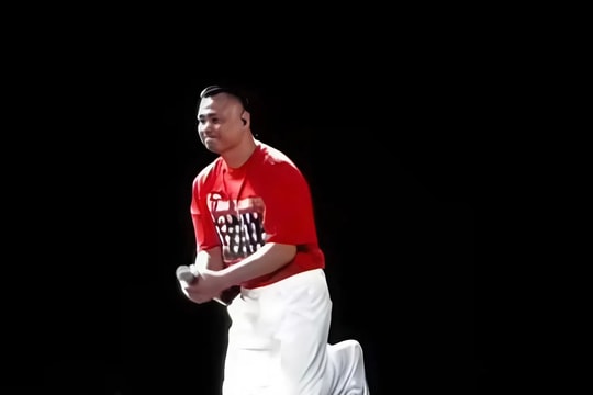 Tự Long cúi lạy khán giả ở đêm cuối Anh trai chông gai