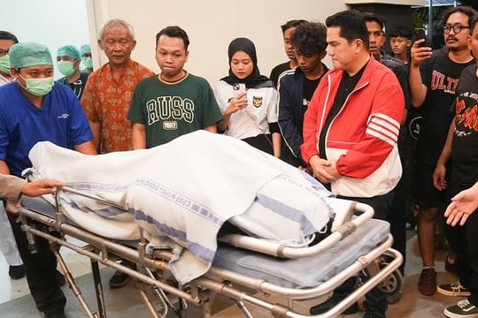 Cổ động viên Indonesia qua đời giữa trận đấu