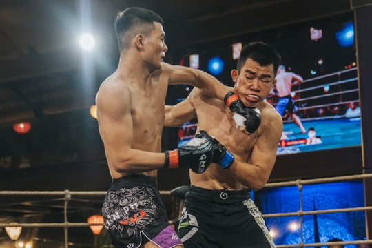 Tung 25 cú đấm trong 13 giây, học trò Johnny Trí Nguyễn hạ gục võ sĩ MMA