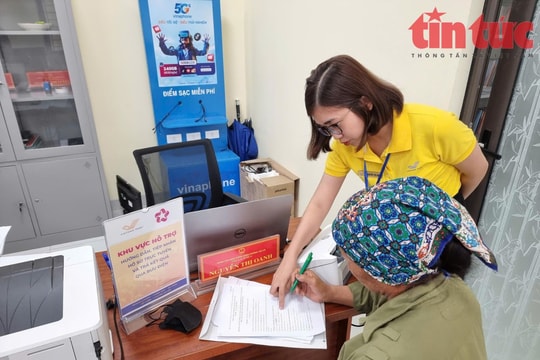 Bất cập dịch vụ công trực tuyến: Dân nộp tờ khai bản giấy, cán bộ 'làm hộ' trên hệ thống