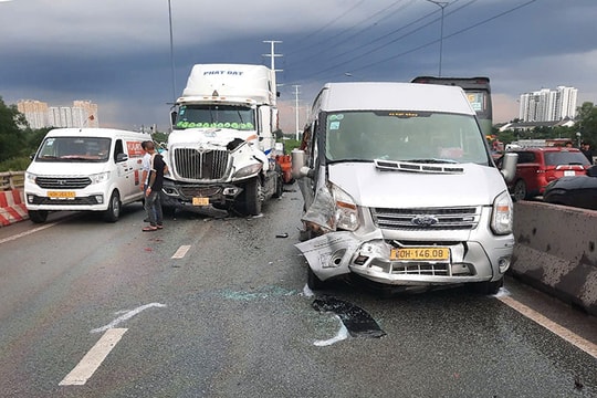 TP Hồ Chí Minh: Tai nạn liên hoàn 4 ô tô trên cầu Phú Hữu, giao thông ùn ứ