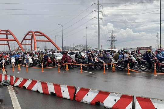 TP Hồ Chí Minh: Bất ngờ đóng nhánh rẽ cầu Bình Lợi, giao thông hỗn loạn