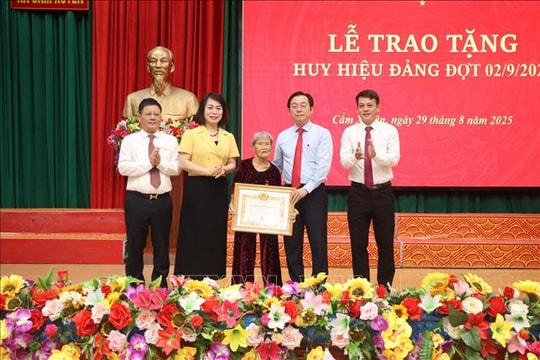 Tấm gương sáng của hai nữ đảng viên 80 năm tuổi Đảng