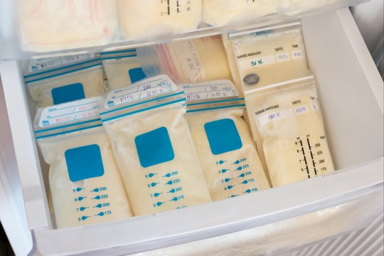 Đột phá sinh học có thể giúp sữa mẹ bảo quản được lâu hơn