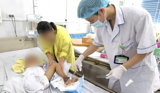 Tự chữa thuốc nam, bé trai 4 tuổi nhập viện vì hoại tử chân