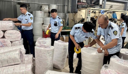 Phát hiện xưởng sản xuất hàng trăm ngàn bỉm trẻ em, băng vệ sinh giả