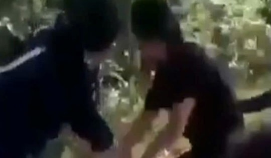 Clip nữ sinh bị nhóm bạn dùng mũ bảo hiểm, tay chân đánh liên tiếp vào đầu, mặt