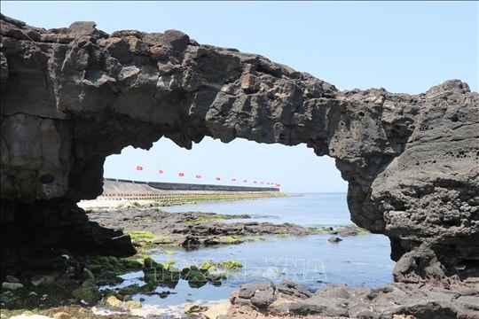 Cổng Tò Vò (Lý Sơn): Khẳng định vẻ đẹp và giá trị vô giá của kiệt tác thiên nhiên