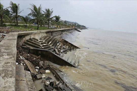 Lên phương án xử lý công trình gác canh hình dáng bàn tay ở biển Hải Tiến