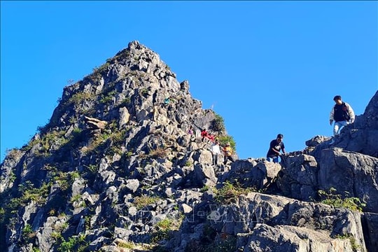 Điểm check-in 'mỏm đá sống ảo' tạm dừng đón khách để nâng cấp hạ tầng