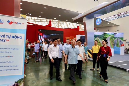 Đồng chí Trần Quốc Vượng tham quan gian trưng bày của Đường sắt Việt Nam