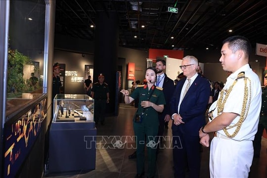 Phu quân Toàn quyền Australia thăm Bảo tàng Lịch sử Quân sự Việt Nam