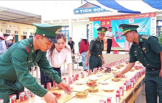 Động viên hộ nghèo và học sinh khu vực biên giới