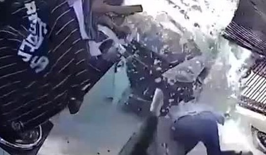 Tai nạn kinh hoàng: Ô tô đâm thẳng vào tiệm cắt tóc, hai người bị thương