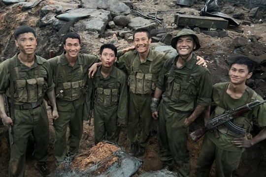 'Mưa đỏ' tiếp tục lập kỷ lục khi vượt mốc 600 tỷ đồng