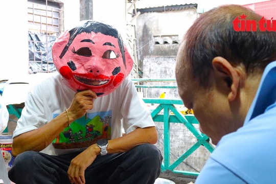 Cặp vợ chồng ở phố cổ Hà Nội làm 3.000 mặt nạ giấy bồi đón Tết Trung thu