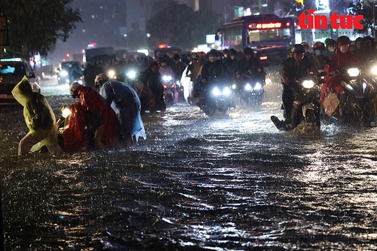 Mưa lớn gây ngập hàng loạt tuyến đường ở TP Hồ Chí Minh