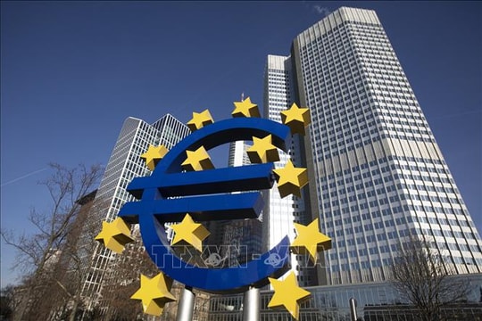 ECB giữ nguyên lãi suất, nâng dự báo tăng trưởng năm 2025
