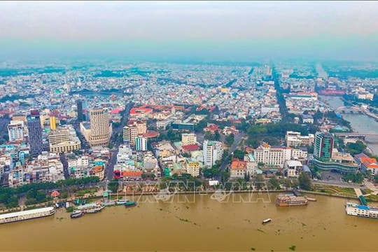 Bến Ninh Kiều ngập sâu khi triều cường vượt báo động III