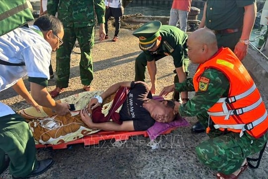Bộ đội Biên phòng kịp thời cứu ngư dân bị tai nạn trên biển