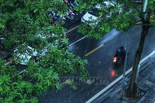 Cảnh báo mưa dông kèm lốc sét, gió giật mạnh khu vực nội thành Hà Nội