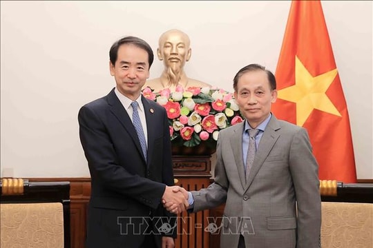 Bí thư Trung ương Đảng, Quyền Bộ trưởng Ngoại giao Lê Hoài Trung tiếp Đại sứ Trung Quốc tại Việt Nam