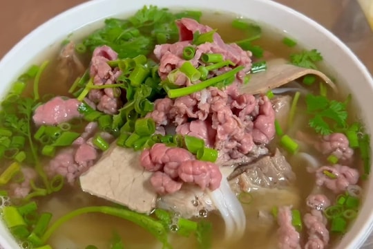 4 ngày thử 10 quán phở Hà Nội, khách Đài Loan "đổ" vì bát phở 50.000 đồng