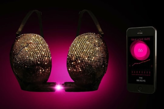 Nhật Bản phát minh áo ngực thông minh chỉ mở khi gặp tình yêu đích thực