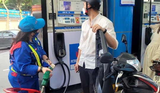 Giá xăng giảm nhẹ, dầu diesel tăng lên 18.643 đồng/lít