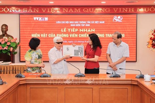Lễ tiếp nhận hiện vật do Phóng viên chiến trường trao tặng Ban biên tập Ảnh - Thông tấn xã Việt Nam