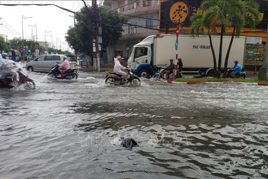 Sau mưa lớn, nhiều tuyến đường ở Bạc Liêu ngập sâu