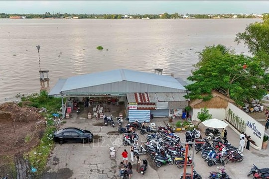 Nguy cơ thất thu hàng chục tỷ đồng do chậm đấu giá bến phà Cồn Khương