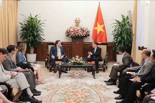 Quyền Bộ trưởng Bộ Ngoại giao Lê Hoài Trung tiếp Đại sứ Hoa Kỳ Marc Knapper