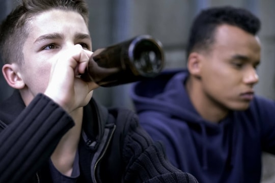 Nên làm gì khi con chơi với bạn xấu?