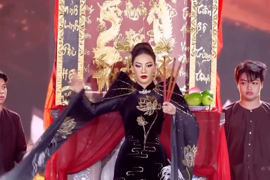 NTK gây tranh cãi vì đưa bàn thờ lên sân khấu