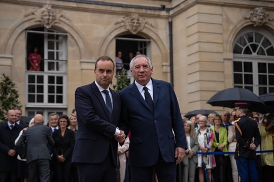 Nợ công cao, bất ổn chính trị: Tại sao kinh tế Pháp vẫn trụ vững?