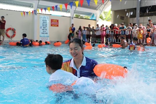'Kình ngư' Ánh Viên lan tỏa phong trào dạy bơi cho trẻ em, giảm thiểu đuối nước