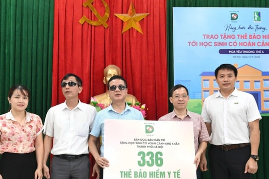 Trao 336 thẻ Bảo hiểm y tế, giúp học sinh khó khăn ở Hà Nội an tâm học tập