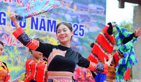 Vẻ đẹp sơn cước của cô gái Lô Lô khoe sắc trong ngày hội