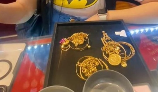 Mang vàng tìm thấy dưới gầm giường mẹ chồng đi kiểm tra, cặp đôi sốc nặng khi bán được 627 triệu đồng