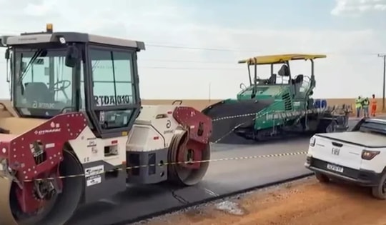 Xe lu cán tử vong 3 công nhân khi đang trải nhựa đường trên cao tốc