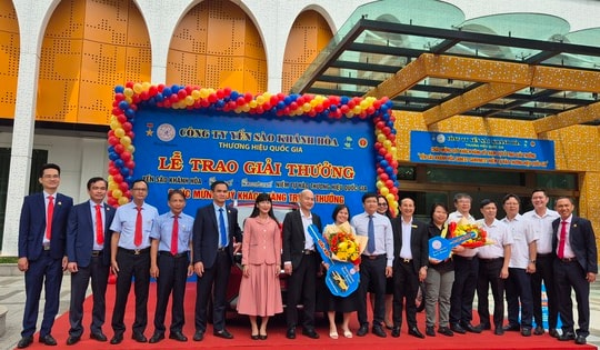 Một nữ khách hàng trúng ô tô Kia Sonet khi dùng sản phẩm Yến sào Khánh Hòa Sanest